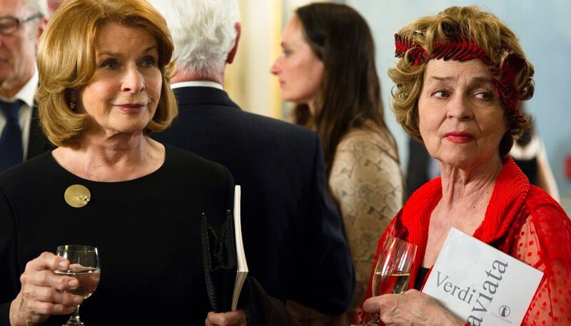 Rita (Cornelia Froboess) begleitet Almuth (Senta Berger) bei einem Opernbesuch. – Bild: ARD Degeto/​Sabine Finger