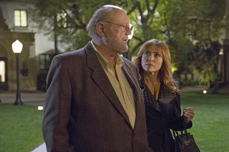 L-R: Dr. Isles (David Ogden Stiers) und Maura Isles (Sasha Alexander) – Bild: VOX /​ Warner Bros.