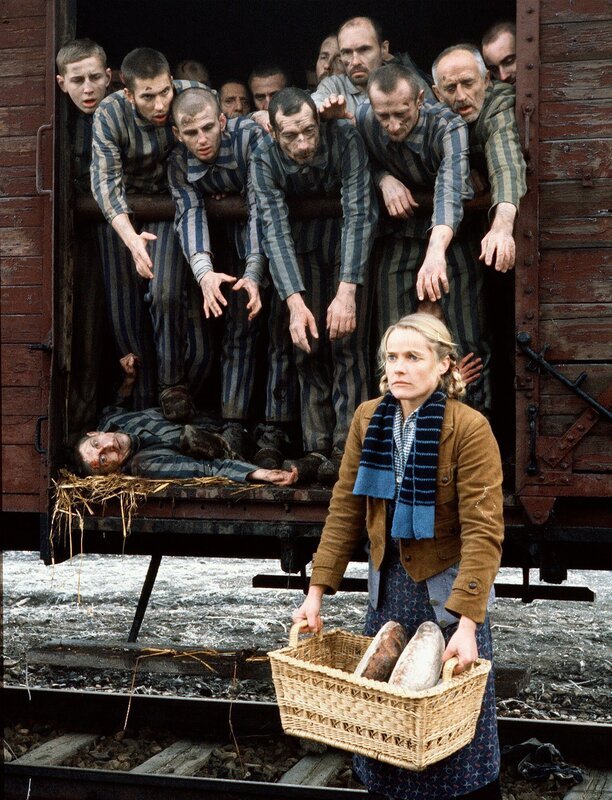 SWR DREI TAGE IM APRIL, am Sonntag (26.01.25) um 22:50 Uhr im SWR. (Erstsendung 08.05.1995 im Ersten) Anna (Karoline Eichhorn) ist dem Grauen, das sich ihr in den Waggons darbietet, nicht gewachsen. – Bild: Schröder SWR DREI TAGE IM APRIL, am Sonntag (26.01.25) um 22:50 Uhr im SWR. (Erstsendung 08.05.1995 im Ersten) Anna (Karoline Eichhorn) ist dem Grauen, das sich ihr in den Waggons darbietet, nicht gewachsen. – Bild: Schröder