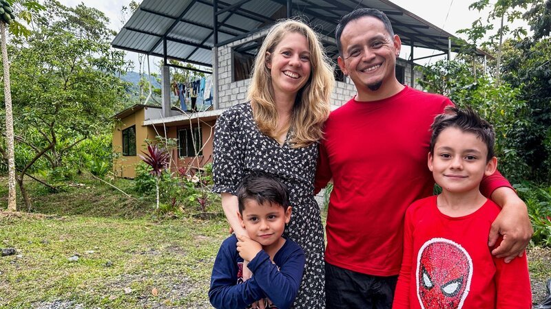 Auf und davon Staffel 16 Familie Alvarado vor ihrem Haus in Ecuador – Bild: SRF