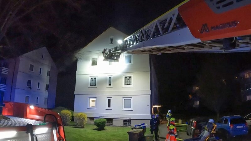 In Lünen eilt ein Löschfahrzeug der Berufsfeuerwehr zu einem Wohnungsbrand, um einer Frau zu helfen, die am Fenster steht. – Bild: Warner Bros. Discovery