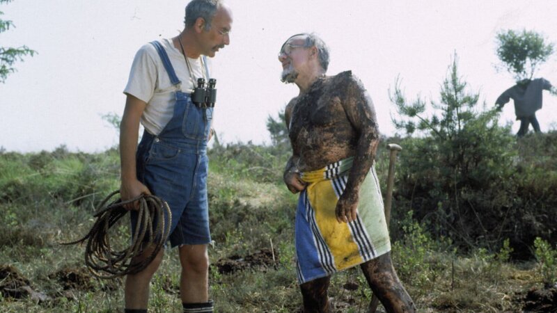 „Aber Herr Lustig, ich nehme doch nur ein Moorbad!“, erklärt Lehmann (r.) dem besorgten Peter (l.). – Bild: ZDFneo