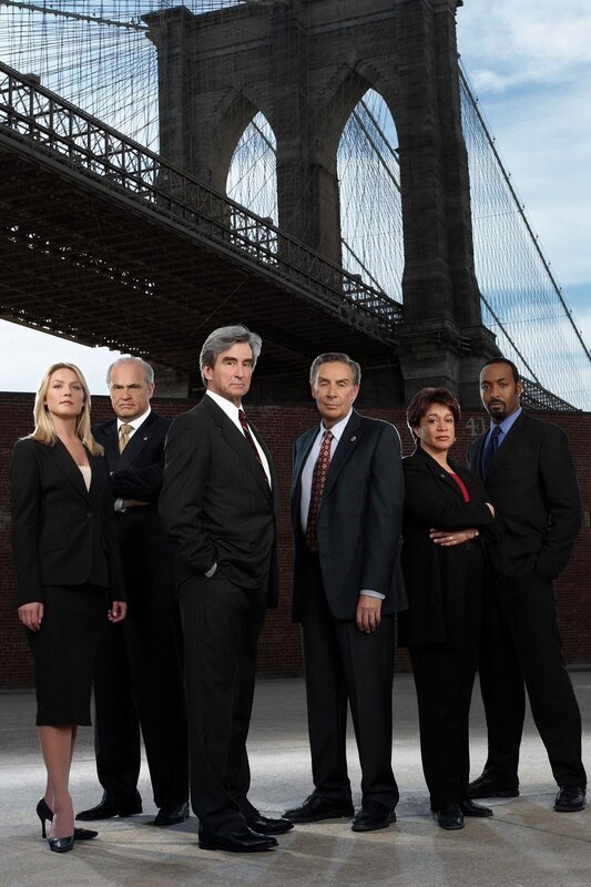 (v.li.:) Die Staatsanwälte Serena Southerlyn (Elisabeth Röhm), Arthur Branch (Fred Dalton Thompson) und Jack McCoy (Sam Waterston), Det. Lennie Briscoe (Jerry Orbach), Lieutenant Anita Van Buren (S. Epatha Merkerson), Det. Edward Green (Jesse L. Martin). – Bild: Nitro.