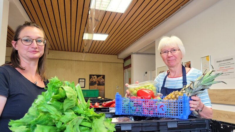 Da Familie Bolk Wohngeld bezieht, wird sie mit Lebensmitteln von der Tafel unterstützt. – Bild: Martina Falz /​ ZDF