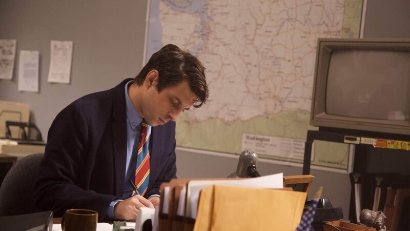 Detective Mullinax bearbeitet den Green-River-Fall im Büro der Task Force. – Bild: RTL /​ HOFF PRODUCTIONS