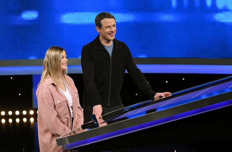 Moderator Alexander Bommes (r.) mit der Kandidatin Eileen Hoffmann (l.). – Bild: Uwe Ernst