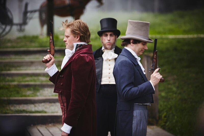 Andere Zeiten, andere Methoden der Konfliktlösung (vlnr.: Max Giermann, Alexander Schubert und Carsten Strauch). – Bild: Kristof Galgoczi Nemeth /​ ZDF