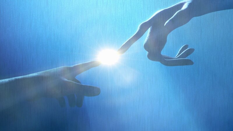 Die Finger berühren sich, als ein Lichtblitz zwischen ihnen erscheint – Bild: AETN /​ A&E Television Networks