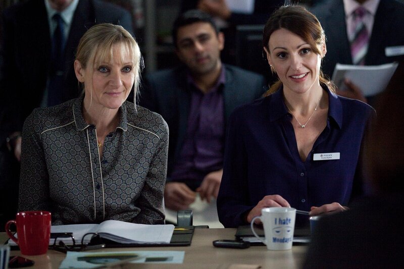 DC Janet Scott (Lesley Sharp, Mitte l.); DC Rachel Bailey (Suranne Jones, Mitte r.). – Bild: Scott and Bailey Series 3 Limited /​ Danielle Baguley