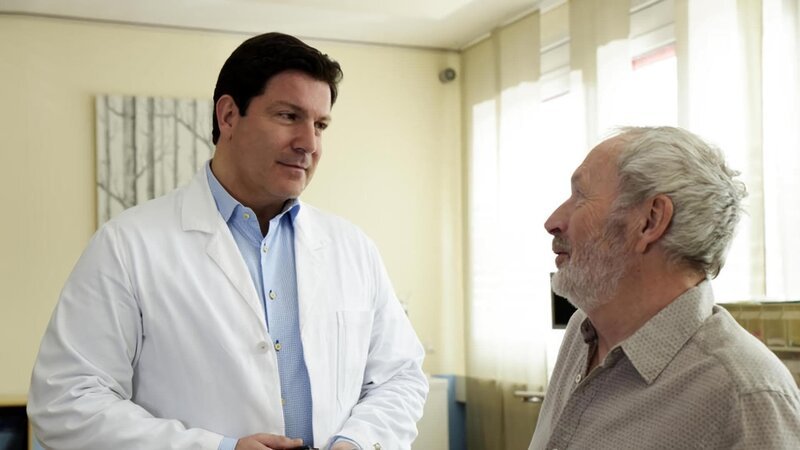 ARD FAMILIE DR. KLEIST VI. STAFFEL FOLGE 71 (WH.), „Hopp oder Topp“, am Dienstag (14.08.18) um 18:50 Uhr im ERSTEN. Ein Patient bereitet Christian (Francis Fulton-Smith, l.) große Sorgen: Der verwitwete Rentner Georg Knapp (Frieder Venus, r.) wird vom Pflegedienst seines Altenheims nur ungenügend versorgt. – Bild: ARD/​Christiane Pausch
