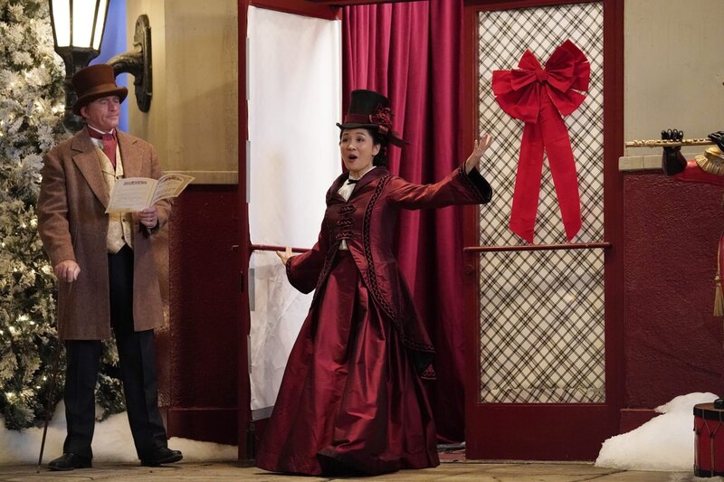 Jessica Huang (Constance Wu, r.) – Bild: American Broadcasting Companies