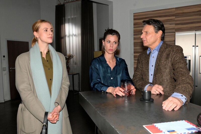 Gerner (Wolfgang Bahro) muss Zoes (Lara Dandelion Seibert, l.) Triumph über sich ergehen lassen. In der Mitte Matilda (Anna-Katharina Fecher). Die Verwendung des sendungsbezogenen Materials ist nur mit dem Hinweis und Verlinkung auf RTL+ gestattet. – Bild: Foto: RTL /​ Rolf Baumgartner