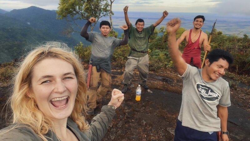 Endlich am Ziel! Überglücklich treffen Lucy und ihr Team an der Grenze zu Brasilien ein. – Bild: ZDF und Lucy Shepherd