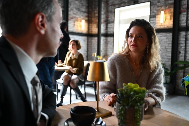 Kilian (Marc Dumitru) wird von Nathalie (Amrei Haardt) zum Nachdenken gebracht. – Bild: RTL /​ Julia Feldhagen