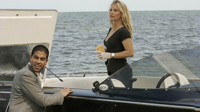 Delko (Adam Rodriguez) und Calleigh (Emily Procter) suchen auf dem Boot, mit dem der Täter flüchtete, nach Spuren – mit Erfolg … – Bild: SUPER RTL /​ CBS