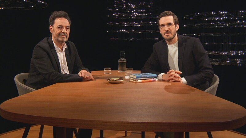 v.li.: Martin R. Dean, Schriftsteller, und Moderator Yves Bossart – Bild: SRF