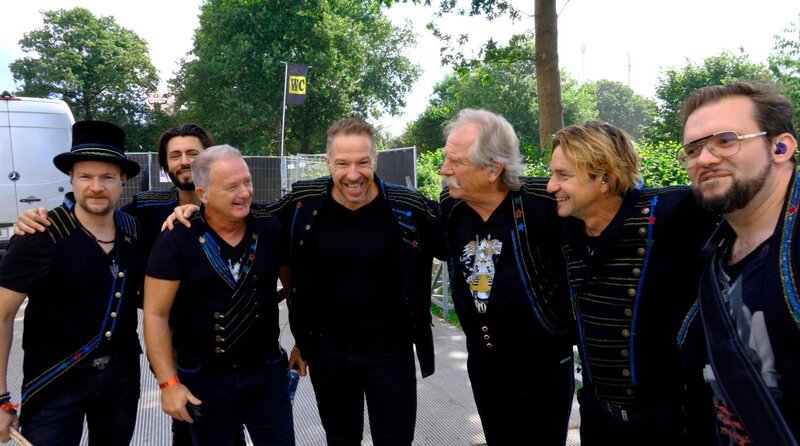 Die Höhner kurz vor ihrem Festivalauftritt in Wacken (Wacken-Open-Air) am 6.8.2022. (v.l.n.r.) Heiko Braun, Edin Colic, Micki Schläger, Patrick Lück, Henning Krautmacher, Jens Streifling, Freddi Lubitz – Bild: WDR/Lothar Schröder/beta bande Die Höhner kurz vor ihrem Festivalauftritt in Wacken (Wacken-Open-Air) am 6.8.2022. (v.l.n.r.) Heiko Braun, Edin Colic, Micki Schläger, Patrick Lück, Henning Krautmacher, Jens Streifling, Freddi Lubitz – Bild: WDR/Lothar Schröder/beta bande