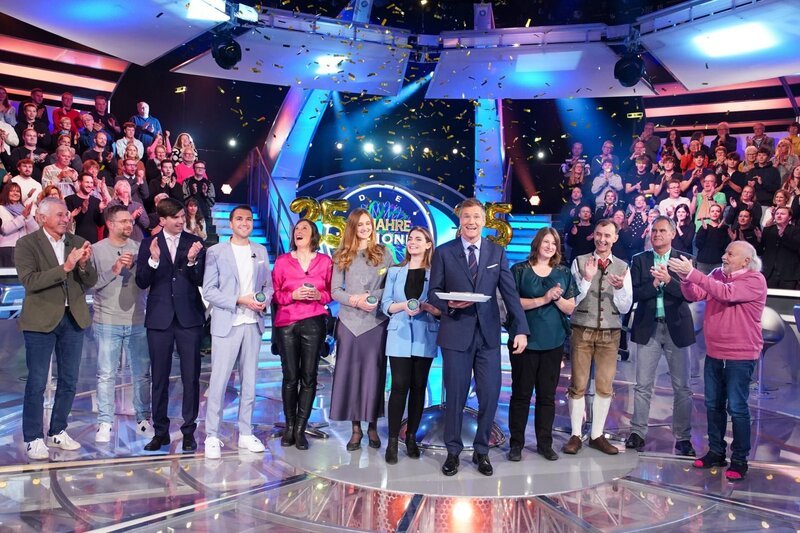 v.li.: Leonhard Stock, Christoph Götzendorfer, Mathias Stockinger, Vincent Mateyka, Elisabeth Witt, Nadja Vohradsky, Medea Karbus, Armin Assinger, Raphaela Schalk, Johann Hinterplattner, Robert Kienzl, Valentin Wallisch. – Bild: ORF /​ Stefan Gregorowius