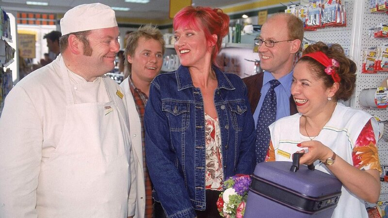 Rita (Gaby Köster, Mi.) ist bereit, das Model zu spielen und alle sind erleichtert, dass die Kampagne nun doch stattfinden wird. (li. Georg Alfred Wittner, 2.v.li. Dustin Semmelrogge, re. Franziska Traub, 2.v.re. Lutz Herkenrath). – Bild: RTL