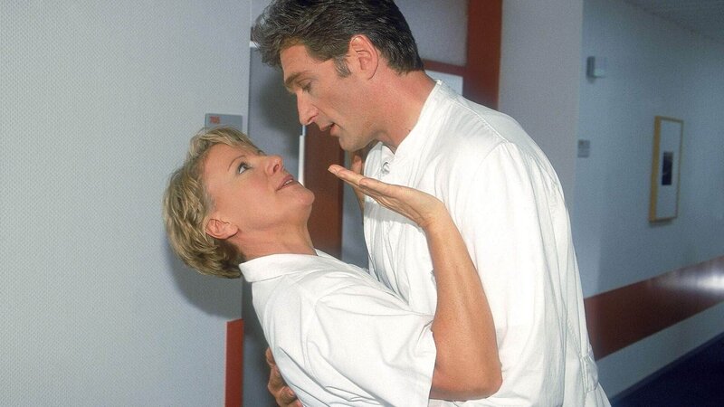 Schmidt (Walter Sittler) und Nikola (Mariele Millowitsch) kommen sich wegen einer mißverständlichen E-Mail näher als Nikola lieb ist. – Bild: RTL /​ Guido Engels