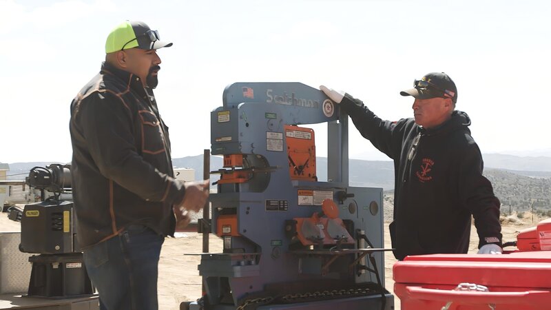 L-R: Juan Ibarra und Freddy Dodge im Gespräch mit Ironworker. – Bild: Warner Bros. Discovery, Inc.