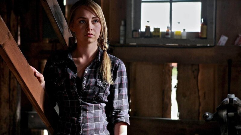 Amy (Amber Marshall) soll herausfinden, was die Pferde in Mr. Hanleys Stall so nervös macht. – Bild: MG RTL D