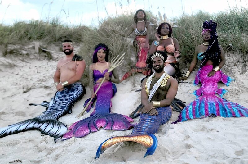 In Floridas Gewässern schwimmen moderne Meerwesen mit einer Message: Im Wasser ist für alle Platz, sagen sie, und tragen diese Botschaft auch ans Land. – Bild: MedienKontor/​Joanna Michna