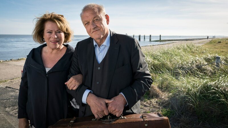 Wenn Anna (Rita Russek) und Wilsberg (Leonard Lansink) gemeinsam Inselurlaub machen, sind Turbulenzen vorprogrammiert. Doch auch ein Mord ist die Reise wert. – Bild: ORF/​ZDF/​Thomas Kost
