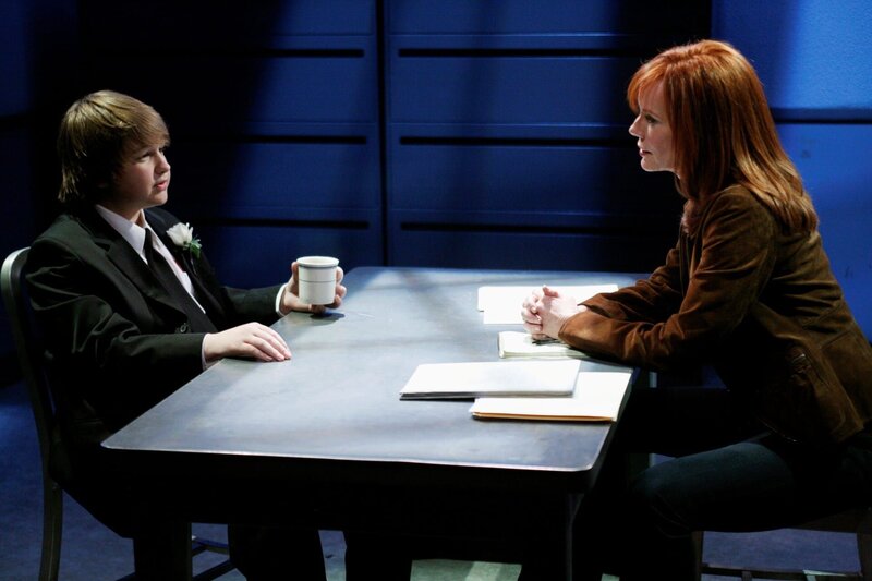 L-R: Jake Harper (Angus T. Jones) und Sloane (Jamie Rose) – Bild: Turner /​ Warner Bros. Entertainment Inc.