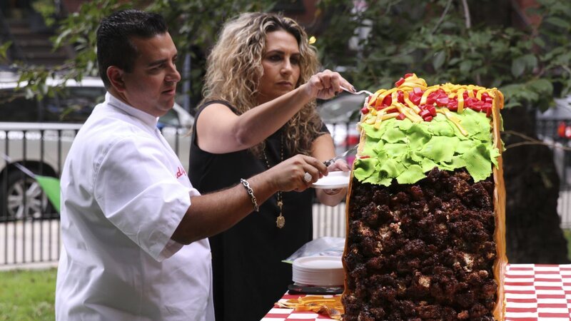 Buddy and Lisa cut into cake at Taco delivery. – Bild: TLC