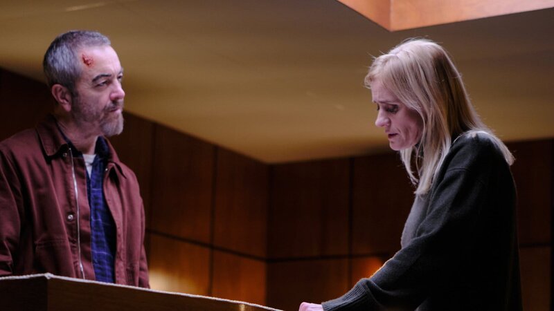 Danny (James Nesbitt) und seine Ex-Frau Susannah (Anne-Marie Duff) trauern am Sarg ihrer toten Tochter. – Bild: LAURENCE CENDROWICZ
