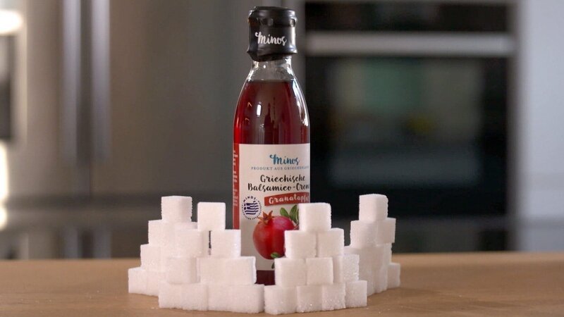 „Die Tricks der Zuckerindustrie“, Hoher Zuckerkonsum gilt als Hauptursache für Krankheiten wie Diabetes, Herz-Kreislauf-Störungen und Stoffwechselkrankheiten. Außerdem kann Zucker ziemlich schnell dick machen. Die meisten Verbraucher wissen das, doch kaum jemand ändert seine Essgewohnheiten. Zu verführerisch ist der Griff nach einem Stück Weingummi, einer Eiswaffel oder einem Glas Limonade. Doch nicht nur im Süßigkeiten-Regal findet man zuckerhaltige Snacks. Mittlerweile steckt der Stoff auch in herzhaften oder vermeintlich gesunden Produkten. Das führt dazu, dass jeder und jede von uns im Schnitt 90 Gramm Zucker pro Tag konsumiert. Dieser Wert liegt weit über der von der WHO empfohlenen Obergrenze von maximal 50 Gramm. Hinter dem Angebot an zuckerhaltigen Lebensmitteln steckt eine milliardenschwere Industrie. Markt Moderator Jo Hiller und sein Team decken gemeinsam mit Insidern und Experten die Schattenseiten und Tricks der Zuckerbranche auf. – Bild: ORF/​Studio Hamburg
