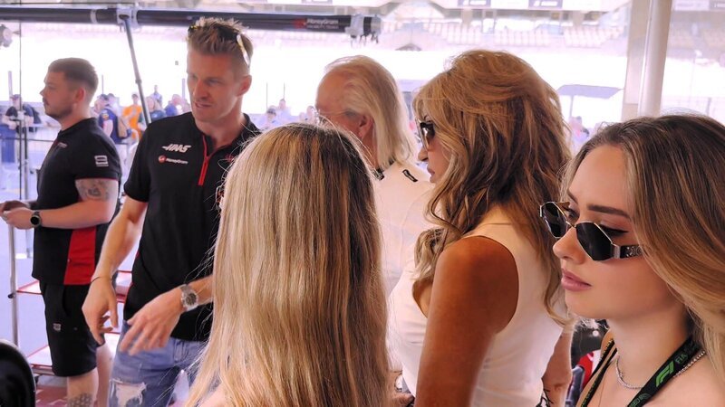 Max Verstappen, Lewis Hamilton, Fernando Alonso und Nico Hülkenberg treffen auf Robert, Carmen, Davina und Shania Geiss. Die Millionärsfamilie ist selbst unter den Rennfahrern in der Boxengasse in Abu Dhabi bekannt und es werden Fotos mit den großen Formel-1-Stars gemacht. Deutschlands bester Fahrer, Nico Hülkenberg, nimmt sich besonders viel Zeit für seinen Kumpel Robert und lüftet für die Familie alle Geheimnisse der Königsklasse. – Bild: RTLZWEI