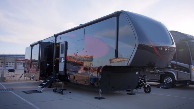 Ein Wohnmobil. – Bild: Warner Bros. Discovery