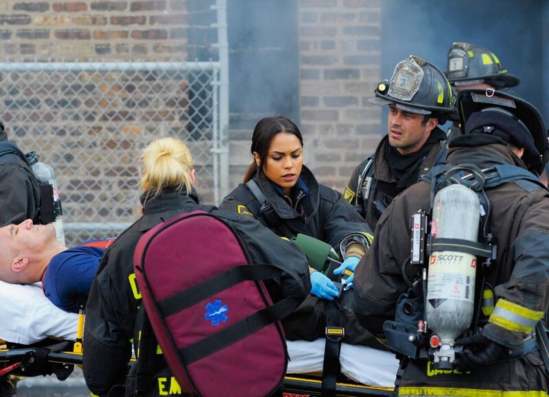 Chicago Fire Der letzte Einsatz – It Ain’t Easy Staffel 1, Episode 9 Versorgen ihren verletzten Kollegen: Mo Gallini als Jose Vargas, Lauren German als Shay, Monica Raymund als Gabrielle Dawson, Taylor Kinney als Kelly Severide. – Bild: SRF/​NBC Universal