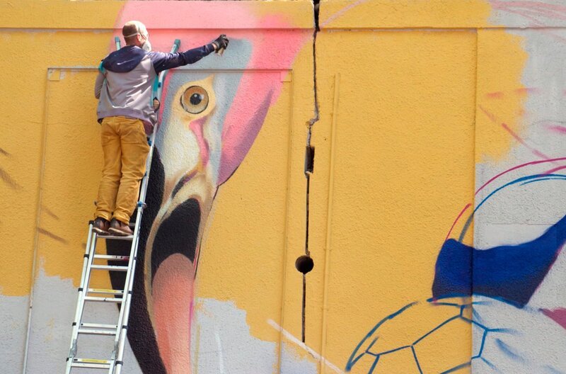 Da sich die Farben nicht mischen, verwendet Jeroo Sprühnebel um einen weicheren Übergang zu machen. – Bild: SWR/​Eikon Media GmbH/​Hanns Maier