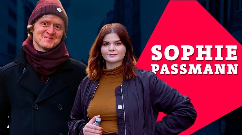 Pierre begleitet Tausendsasssarin und ehemalige Kollegin Sophie Passmann auf einer gediegenen Weihnachtseinkaufstour durch Berlin. Bei Literatur und Schokolade entsteht das Drehbuch zum nächsten Film von Til Schweiger. – Bild: SWR/​dibido