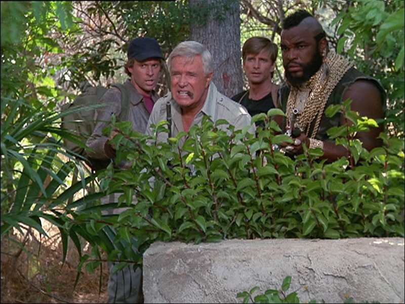 v.li.: Murdock (Dwight Schultz), Hannibal (George Peppard), Face (Dirk Benedict) und B.A. (Mr. T) beobachten die Situation … – Bild: RTL II