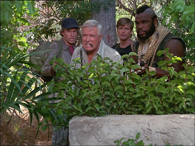 v.li.: Murdock (Dwight Schultz), Hannibal (George Peppard), Face (Dirk Benedict) und B.A. (Mr. T) beobachten die Situation … – Bild: RTL II