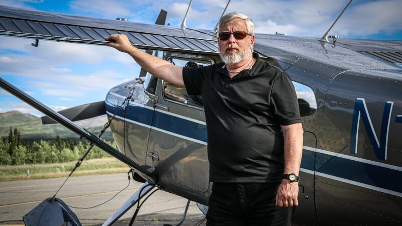 Bruce Pearson, dem sein Vater eine Geschichte über eine dunkle Pyramide in Alaska erzählt hat, steht vor einem Flugzeug, um sich auf die Suche nach ihr zu machen – Bild: Discovery Inc.