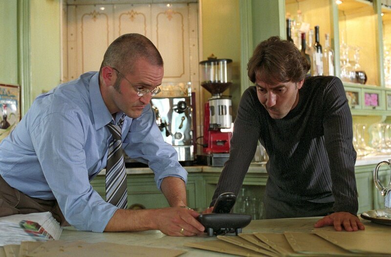 Schulz (Rainer Haustein, l.) erklärt Francesco (Dieter Landuris, r.) die Fangschaltung, die er in der Osteria installieren musste. – Bild: Sat.1 /​ Christian A. Rieger Eigenproduktionsbild frei