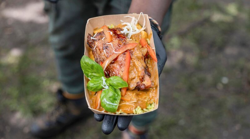 Grilled chicken mit Domoda-Sauce. – Bild: HR/​SR/​Andreas Michaelis/​Andreas Michaelis