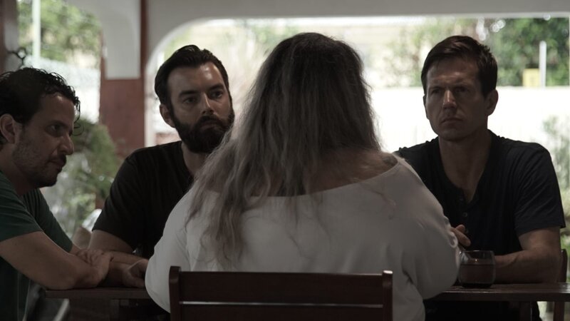 Nick Karnaze (2.v.l.), Paul Beban (r.) and Dr. Wellaide Cecine (2.v.r.) meet to discuss her Colares patients affected by UFOs. – Bild: Discovery Communications, LLC