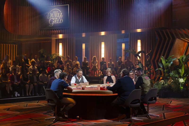 (v.l.n.r.) Steven Gätjen; Sophie Passmann; Joko Winterscheidt – Bild: Joyn/​Florida TV /​ Weiya Yeung