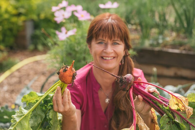 Moderatorin Sabrina Nitsche mit frisch geernteter gelber und roter Bete. – Bild: Lisa Hinder / BR / BR/Lisa Hinder Moderatorin Sabrina Nitsche mit frisch geernteter gelber und roter Bete. – Bild: Lisa Hinder / BR / BR/Lisa Hinder