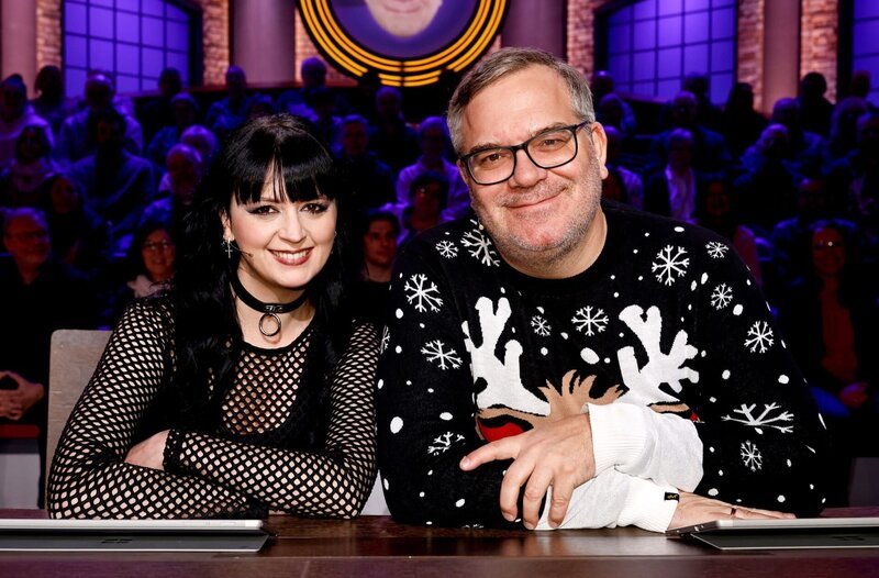Rateteam-Kapitän Elton (r.) mit der Sängerin Sotiria Schenk (2.v.r.). – Bild: ARD/​Morris Mac Matzen