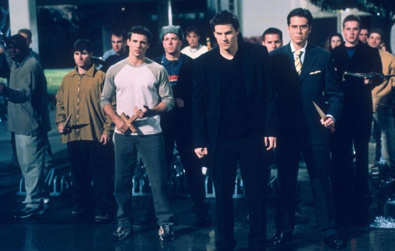Im Kampf gegen das Böse haben Wesley (Alexis Denisof, 2.v.r.) und Angel (David Boreanaz, 3.v.r.) die Schüler der Sunnydale High-School hinter sich. – Bild: ProSieben Media AG
