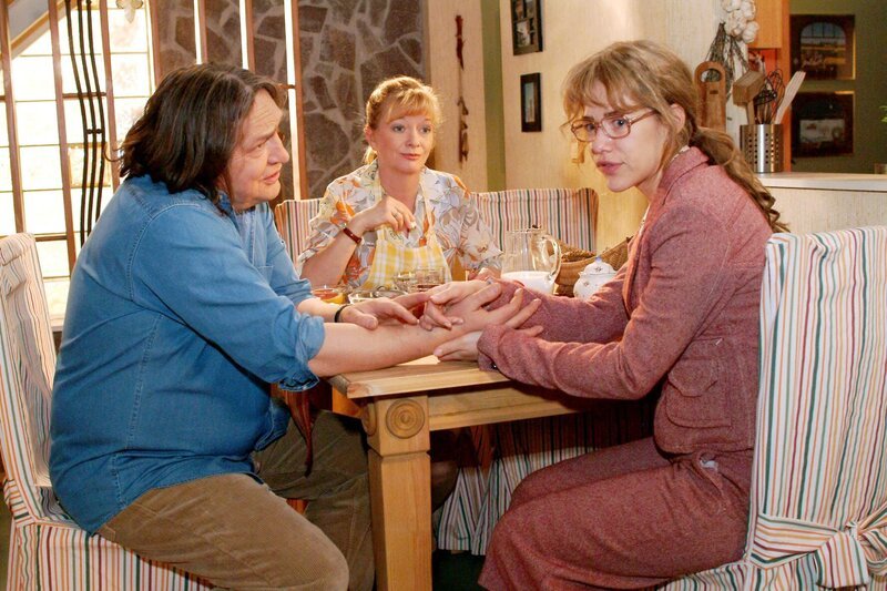 Lisa (Alexandra Neldel) erfährt von Helga (Ulrike Mai) und Bernd (Volker Herold) vom gesundheitlichen Zustand ihres Vaters. – Bild: SAT.1 /​ Monika Schürle