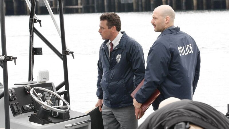 Detective Rex Winters (Skeet Ulrich, l.) und Detective Thomas „TJ“ Jaruszalski (Corey Stoll) – Bild: TVNOW /​ Universal