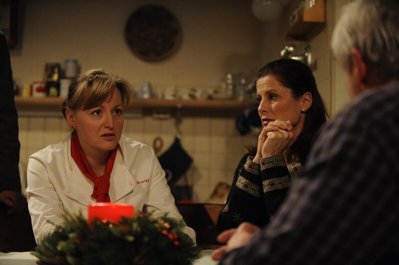 Vroni wird von ihrer Familie mit Vorwürfen konfrontiert. Von links: Theresa Brunner (Ursula Erber), Veronika (Senta Auth) und Annalena Brunner (Heidrun Gärtner). – Bild: BR/​Marco Orlando Pichler